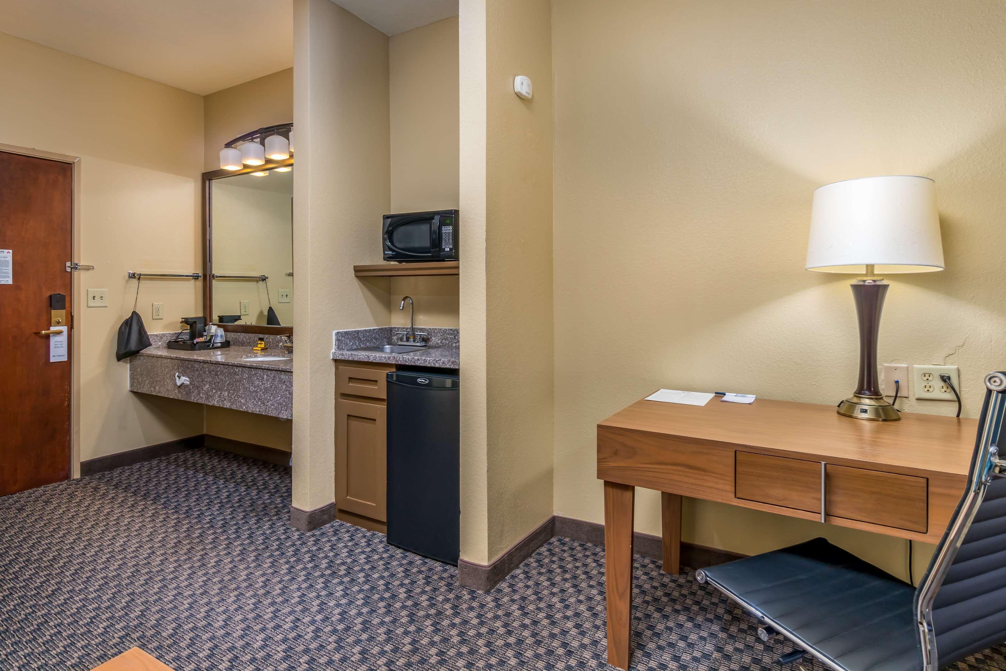 Best Western Plus Shamrock Inn & Suites Exterior photo
